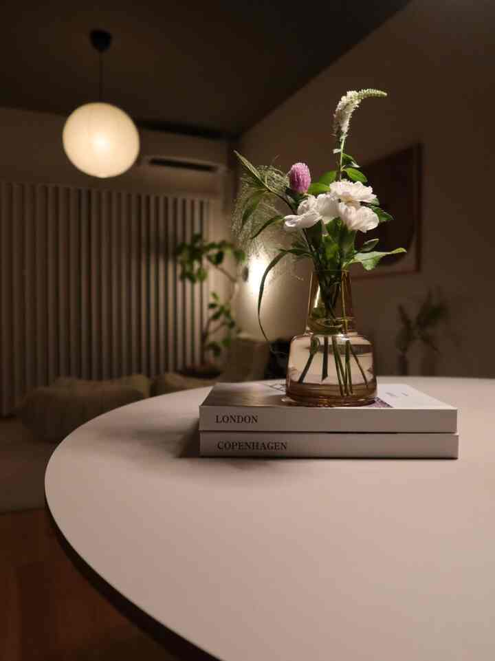 結婚式に参列してきました🕊️
お花をいただいたので飾ってみました💐
iittalaの花瓶可愛くてお気に入り
#北欧インテリア #iittala #ホルムガード 