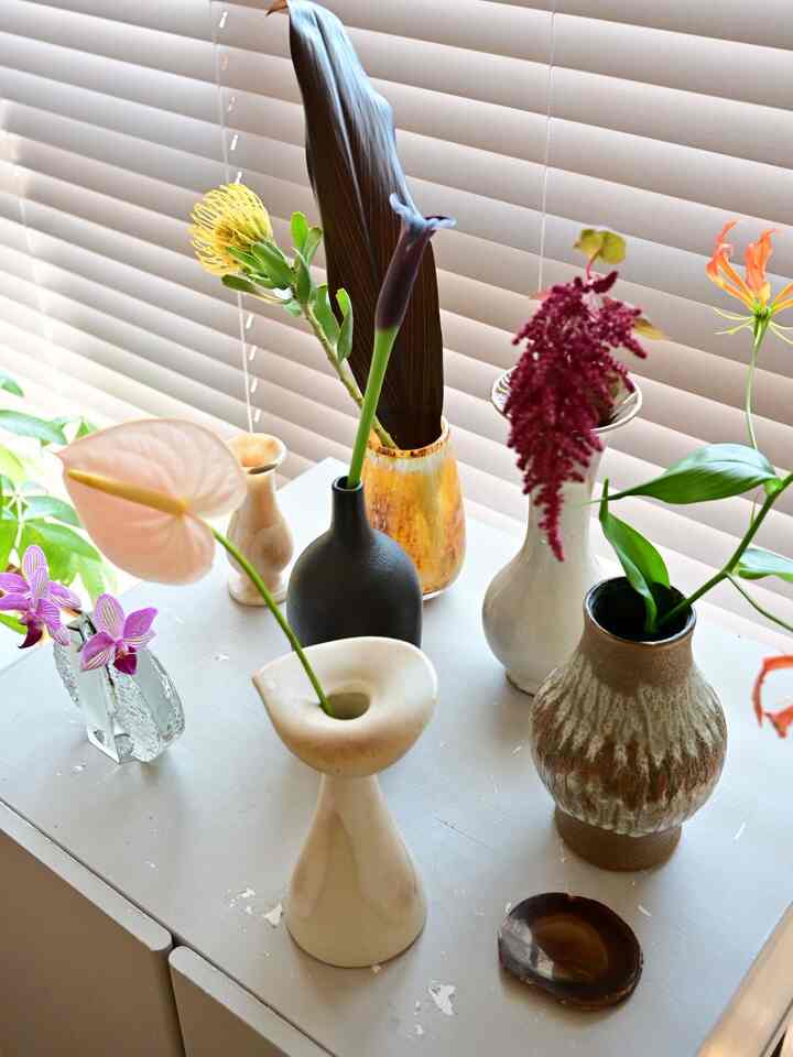 夫が素材撮影用に色んな種類のお花を使ったので現在我が家はとっても華やかになっています✨花瓶フル動員で一輪挿し祭り。こういうのやってみたかったので楽しい。
まだまだ花瓶ストックあるけど、ほとんどがヴィンテージのフラワーベース。
etsyか、友人が営むヴィンテージショップで購入することが多いです(^^)
#フラワーベース 
#ヴィンテージフラワーベース 
#花瓶 

