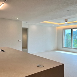 도화지시절 우리집🏡🤍
지금까지도 가장 마음에 드는 부분은 주방!
현관팬트리를 줄이고 주방공간을 넓혀서
3m 넘는 대형 아일랜드를 넣을 수 있었다 :)
그리고 선택한 필름들 :) 
우드, 화이트, 마블 고루 어울리게 잘골랐다.
#오늘의우리집 #방바꾸기 #30평대아파트인테리어 #신축아파트인테리어 #인테리어팁 #주방구조변경 #대면형주방 #대면형아일랜드 #세라믹아일랜드 #주방레이아웃 #우드필르 #우드문 #냉장고장 #홈바인테리어 #커피바