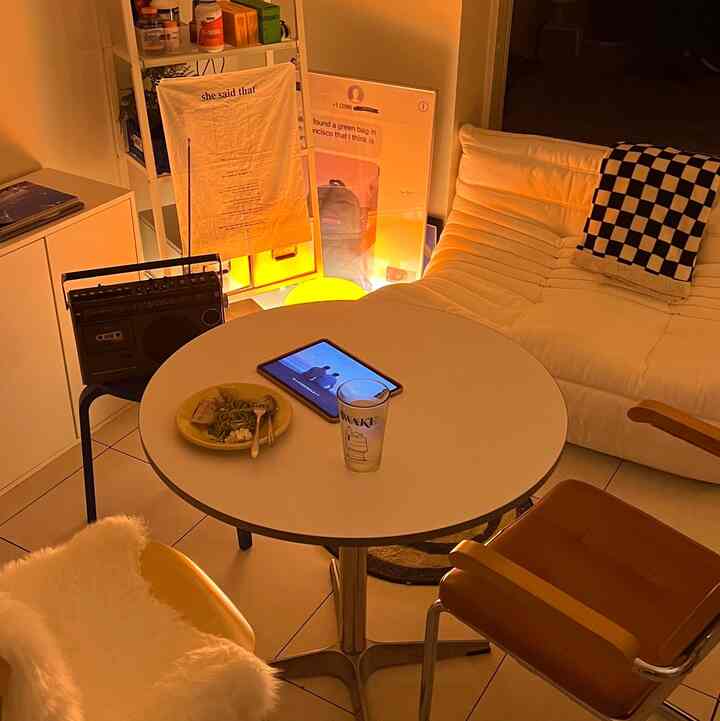 夜のお部屋。
オレンジの光が足元からお部屋をあたたかく照らしてくれていてcozyな雰囲気を簡単に作ってくれてます。

最近は睡眠の質にこだわっていて、オーディブルを聴きながら、スキンケアや明日の準備をするとスンと眠れてます。
#ナイトルーム #夜のお部屋 #お部屋の照明 #ルームツアー #ダイニング #一人掛けソファ 