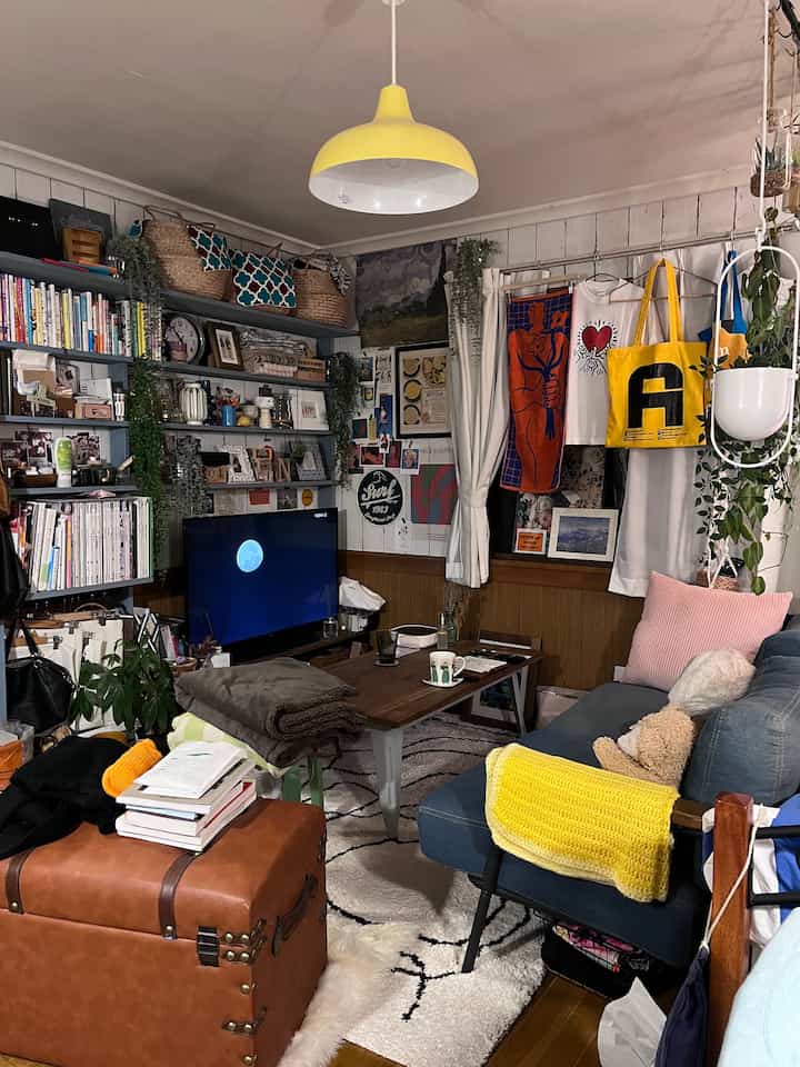 ナチュラルとネイビートーンのリビング、ソファとテレビが配置された雰囲気のあるインテリア