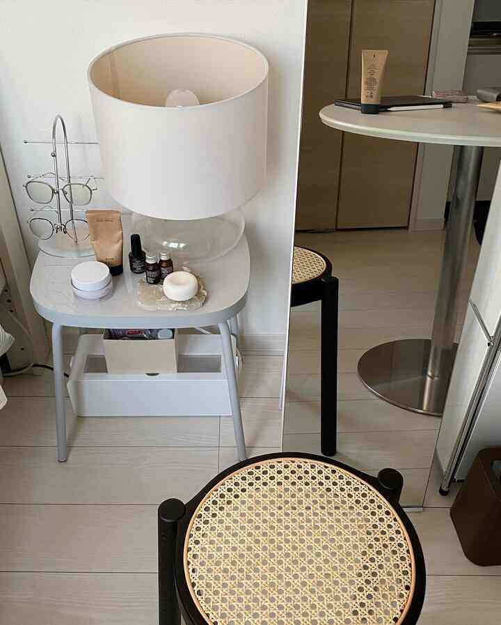 .
✴︎

My beloved bedside🛋️

.
#bed #ベッド照明 #ベッドルームスタイリング #間接照明 #間接照明インテリア #スツール #癒し #癒し空間 #シンプル #ホワイトインテリア