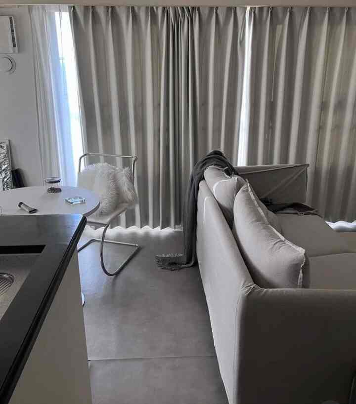 ソファを真ん中に置くと使いやすいけど狭くなる、無くすと広々使えるけど不便さもあって
永遠にどっちがいいか悩んでます、
#リビングルーム #模様替え #悩む #シンプルな暮らし #シンプルなインテリア #お香がある暮らし #無機質 #無機質インテリア #IKEAソファ 