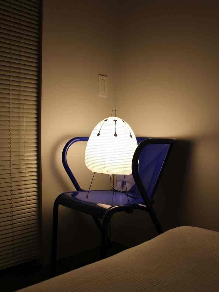 リビングで使用していたADICOのチェアを寝室へ移動しました。AKARIとの相性がよくベッドサイドライト・テーブルとして使用しています。明るさがあるので子供の寝かしつけで絵本を読むのに重宝しています。

#ベッド #ベッドルームスタイリング #ベッドサイドライト #ベッドサイドテーブル #AKARI #ADICO #イサムノグチ #ミッドセンチュリー #ミッドセンチュリーモダン #モダンインテリア #テーブルランプ #寝室照明 #寝室スタイリング #寝室の家具 #ブラインド

