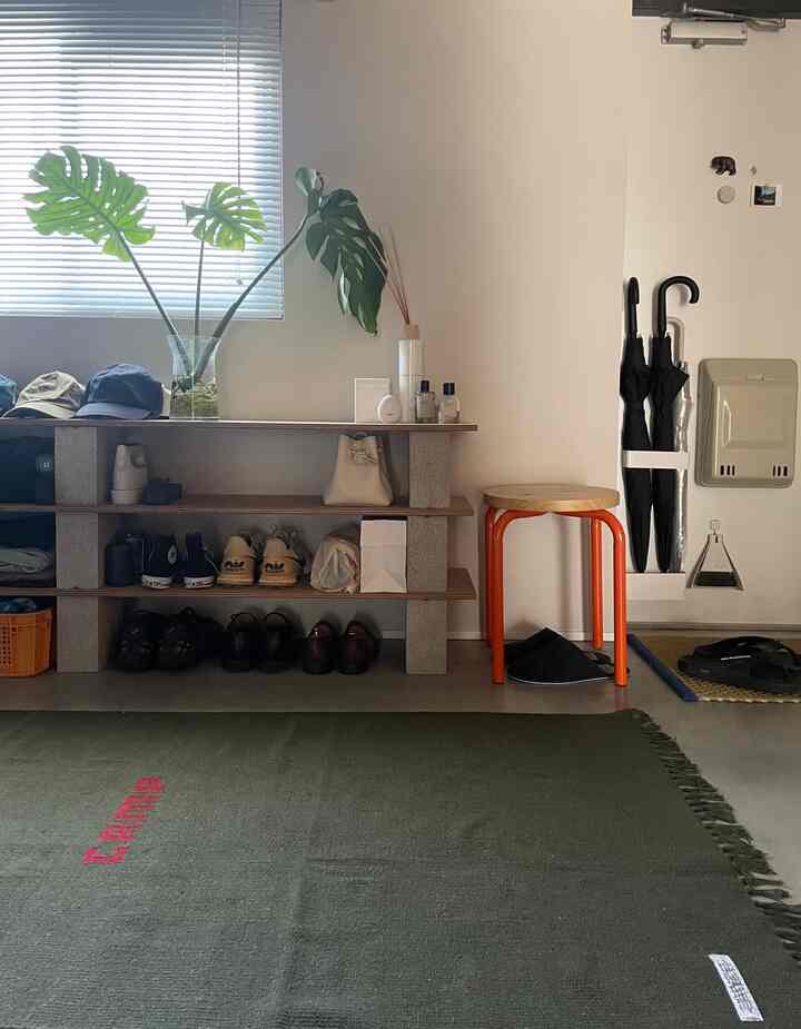 A shoe cupboard and display rack in the entrance hall.

It's a simple shelf made of concrete blocks and plywood that I bought at a home improvement store.

Orange is used as an accent color in the inorganic mortar space 🍊

#renovation #マンションリノベーション 
#howwelive #mylvngrm
#apartmenttherapy #apartmentinterior
#interiordesign #interiordecor #interiorinspo#interiorgreen #観葉植物
#mortar hall