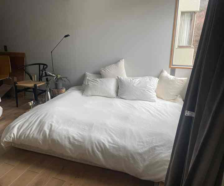 Change your decor with the change of seasons.

A comfortable bedroom is the best way to wake up.

Change your bedding and linens with the seasons.

#bedroom
#bedroom
#bedding
#linen
#double
#ychair
#dafinelamp
#lumina