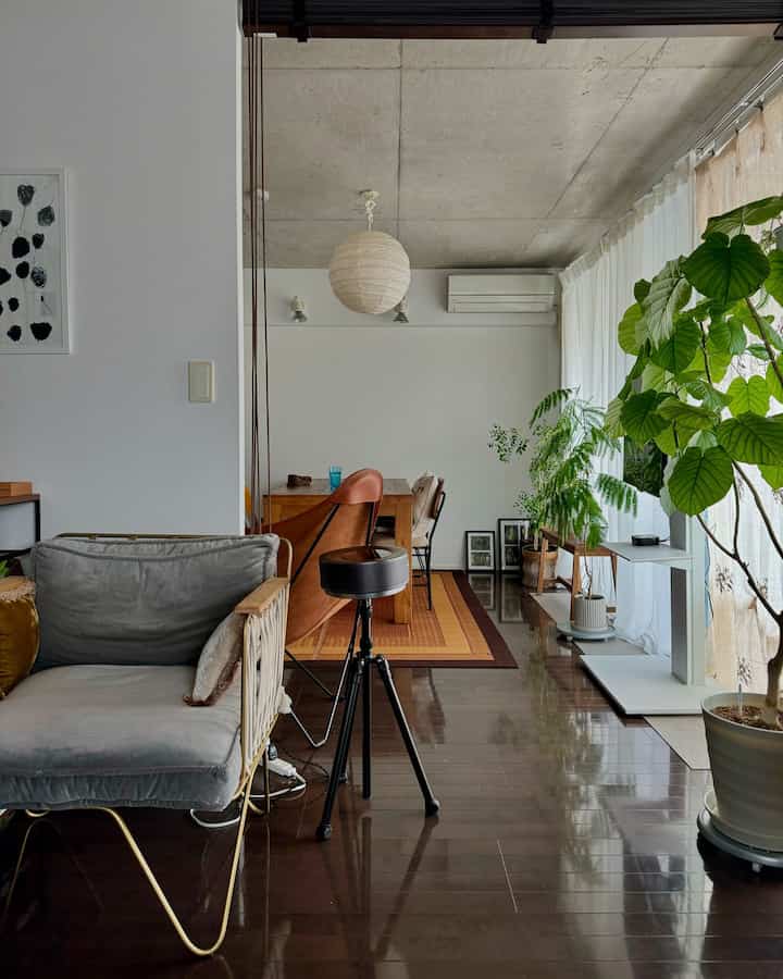 ナチュラルな色調の1LDKリビング・ダイニング空間、グレーのソファとブラウンのダイニングテーブルが配置された落ち着いた雰囲気のインテリア