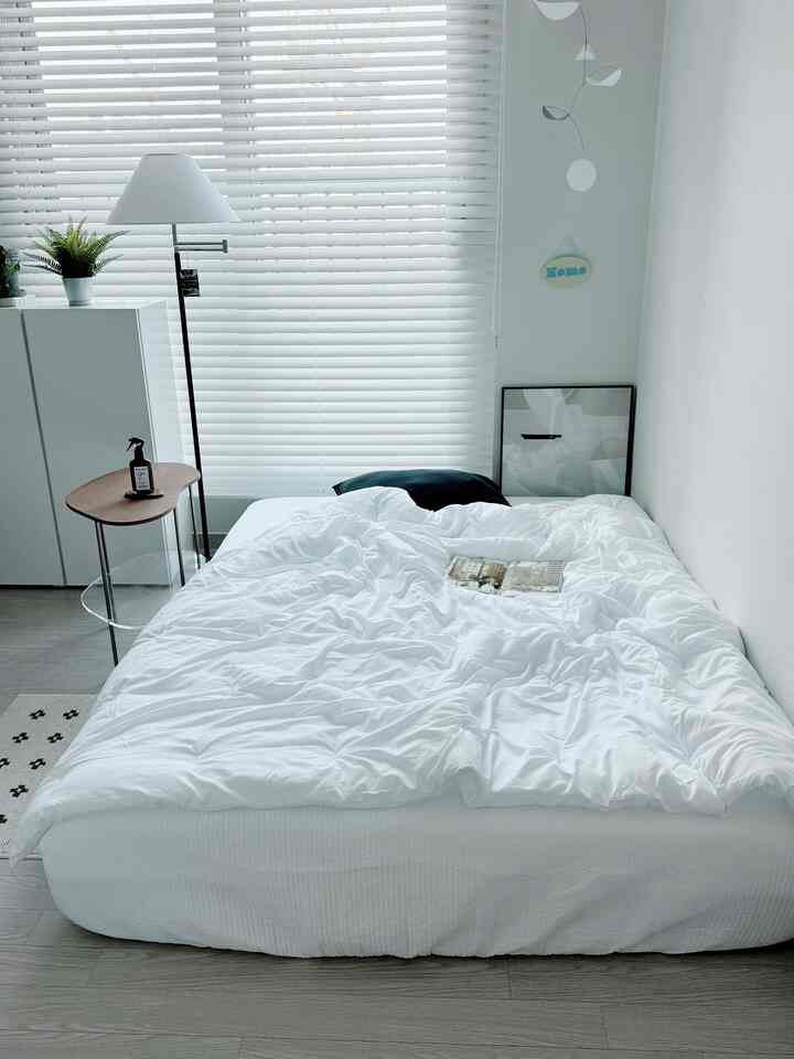 I made a small room into a guest room! 
Originally, there was only a desk and a closet, but it seemed inefficient, and I was worried because there was a mattress to play with,
but I think it's perfect when I put it in Yorocae! Even if guests come, they can rest comfortably🤍🤍 If I just change the layout a little, there will be more space,
so I'm so happy hehe 
#Today's My Home #집에서제일바빠 #맞팔 
#Study Room Interior #서재방꾸미기 #손님방꾸미기 
#Bedroom Interior #화이트인테리어