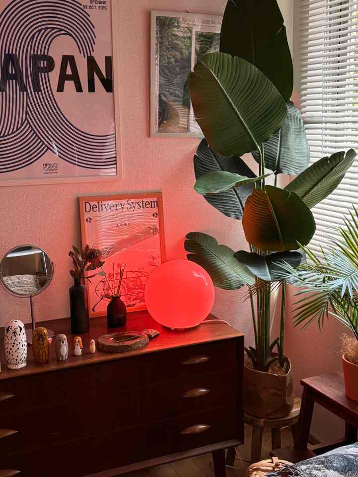 I bought some colored lighting at IKEA!
It can completely change the atmosphere and can be controlled with a remote, so it's great!

#IKEA #FADO #間接照明