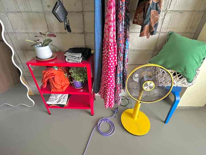 #収納 #収納棚 #収納スペース #収納インテリア #スチールラック #扇風機 #ミラー #姿見 #全身鏡 #全身ミラー #躯体現し #リノベーション #リノベ #カラフル #カラフルインテリア #カラフルなインテリア #IKEA #colorful