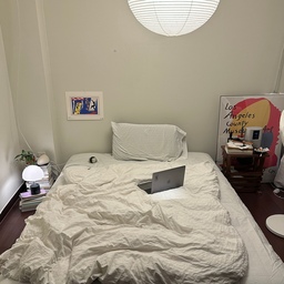 사람들이 잘 모르는 이케아 추천템 2편
흰색 침구는 관리가 어렵기는 하지만 한번쯤은 사용해보고 싶은 침구 중 하나가 아닐까 싶다. 
이번에 소개할 침구는 살짝의 주름 텍스처가 있는 이케아의 오펠리아 바스. 빈약한 여름 이불을 풍성하게 보이도록 도와준다. 
거친듯하면서 시어서커같은 면이 여름에도 잘어울린다. ☀️🛏️
#ftc9기이야기 #연재형시리즈  #집꾸미기 #방꾸미기 #홈스타일링 #인테리어 #홈스타일링 #인테리어 #책상 #집스타그램 #셀프인테리어 #ikea #이케아 #이케아로꾸민우리집 #침구 #침구인테리어 #침실 #homeinspiration #bedroom