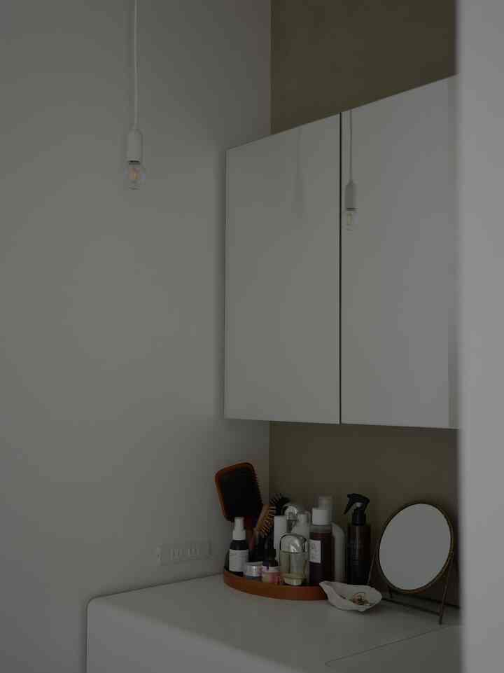 
見せる収納と隠す収納のバランスを確立すると利便性も上がる。入浴後に使いたいスキンケアと朝の身支度に使うものは取りやすいようにカウンター上のトレイの中に並べています。

#造作洗面台 #洗面台収納 #洗面台インテリア #スキンケア