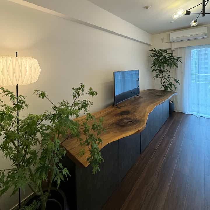 特大の一枚板を使用したテレビ台

テレビ台の下には収納を（IKEAのBESTA）
W120㎝のを2つと
W60㎝のを1つ繋げてます
6カ所も収納があるので
収納力は抜群です

一枚板のトップ（高さ）が70㎝ほどなので
椅子を置けばデスクやテーブルとしても使えます

テレビ台+収納+テーブル+飾り台

１つで4役

広くない部屋では
家具の兼用を考えて、家具を減らす事で
シンプルでスッキリとしたお部屋になります

是非ご参考に✨

#マイルーム 
#ルームツアー
#1k
#1k8畳 
#1R
#ワンルーム
#一人暮らし 
#一人暮らしインテリア 
#インテリア
#シンプルな暮らし
#ジャパンディ
#ジャパンディスタイル 
#Japandi
#japandistyle
#ウォールナット
#ウォールナットインテリア 
#北欧風 
#北欧インテリア 
#北欧スタイル 
#北欧テイスト 
#一枚板
#テレビ台 
#テレビスタンド 
#フロアランプ 