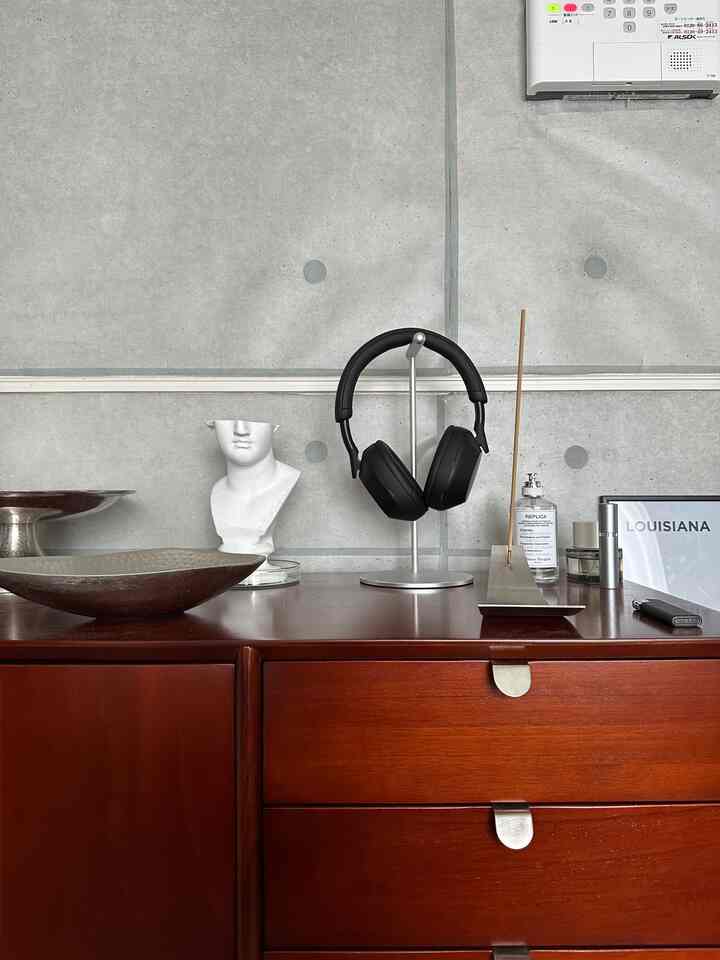 Peraknya sedikit lebih kusam daripada berkilau.
Saya suka kombinasi kayu jati 🪵🥈
#Furnitur Antik #骨董品 #シルバー家具