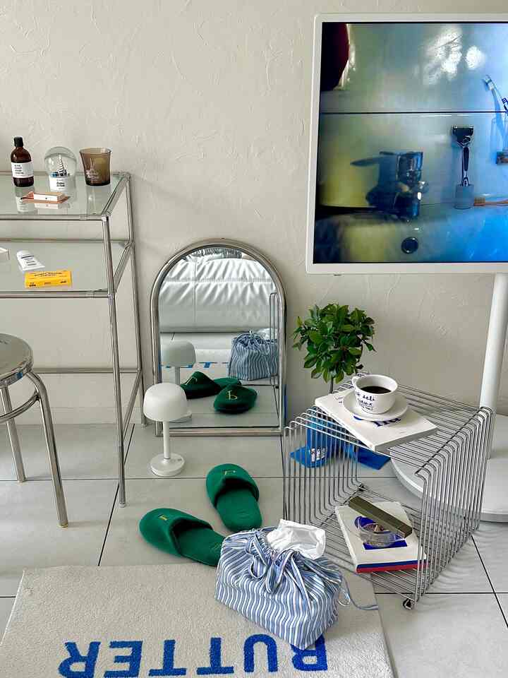 I decorated my living room with my favorite mirror 🪞🤍

#VAMIR #鏡 #ミラー #ミラーインテリア #リビング #リビング小物 #リビング雑貨 #リビングインテリア #マイホーム #インテリア #インテリアおすすめ