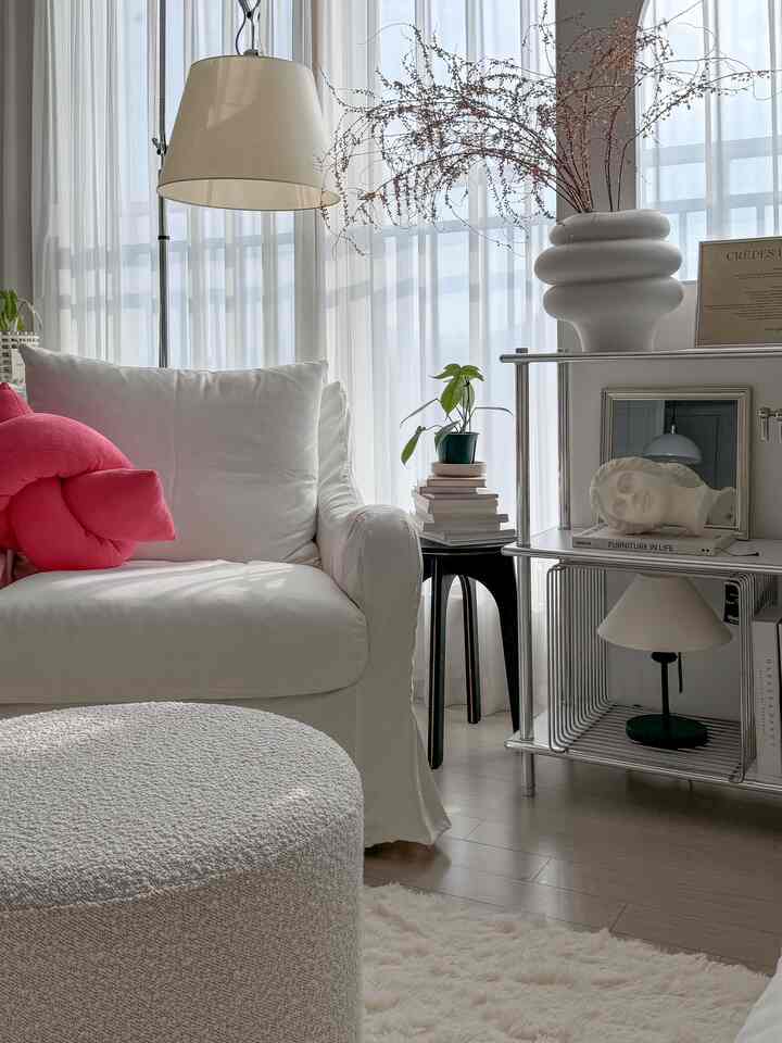 ＃今日の私の家1人のソファでコージー自体🤍

秋のオディガヌヌ🍂パッキョン夏です 
雨だから選ばれます🍂

とにかく日の出が起きてきたので撮った写真✨✨
#トレンド 

どんどんこんにちは、私たちの家のリビングルームは太った🤍🩷


＃リビングルーム＃リビングルームインテリア＃リビングルーム装飾＃ホワイトインテリア＃インテリアアクセサリー
＃リビングスタイル＃アルテミデトロメオメガ＃インテリア棚＃ラウンドラウンド
#livingroom #livingroominterior #livingroomstyling 
#livingroomdecor #whiteinterior #sofainterior