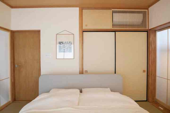 bedroom

エアコンはルーバーの中に隠しています
エアコンなしで寝られる季節が恋しいです😴

#bedroom #主寝室 #エアコン #ベッドルーム #和室 #和風インテリア #リノベーション #リノベ #renovation