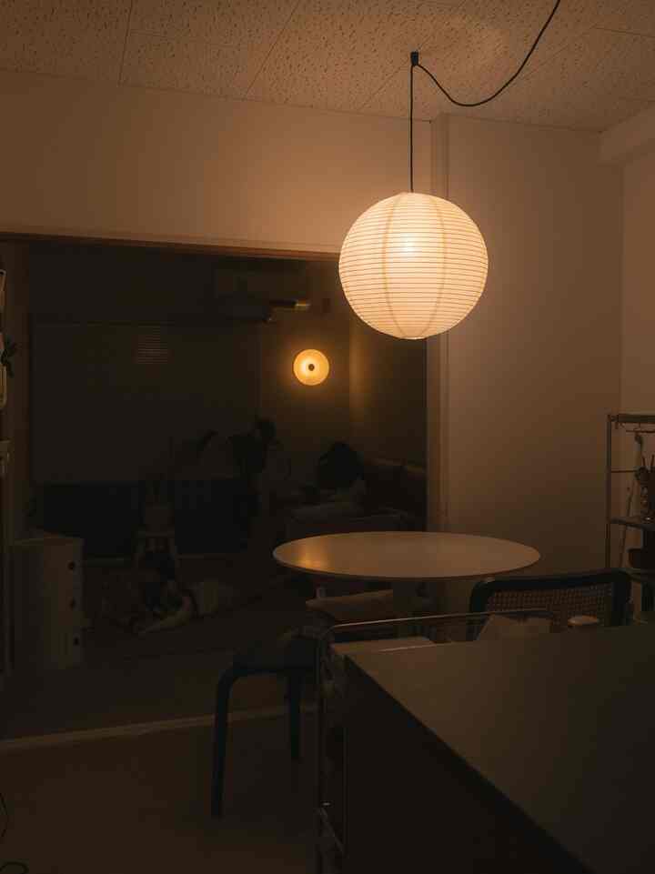 ライスペーパー🌕届きました。
コードセットもHAYで
電球もついてたのですが別で調光型の電球にかえました。

ご飯食べたり作業したりお茶したりはこのスペースで過ごしてます。 
#HAY
#ペーパーシェード
#キッチンダイニング
