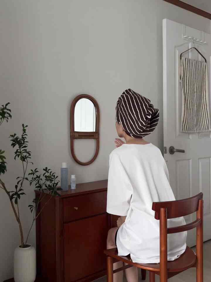 A towel full of autumn🍂
#PrettyItemIsTheBest

Like a piece of sweet cookie, Dearial's cookie towel that will comfort you throughout the day has been renewed even prettier with a deep line pattern🍪

The deep brown color is full of autumn feeling, right? The check/stripe pattern that you won't get tired of adds a spoonful of emotion to our home space.

It is made longer than a regular towel, so it is comfortable to use, and it is a towel that is safe and soft enough to be used on atopic skin.

The design is pretty and the packaging is luxurious, so it is a product that I highly recommend as a #집들이선물🎁

#Towel #수건추천 #화장대 #화장대의자 #드레스룸 #거실 #아이템추천 #집들이선물추천