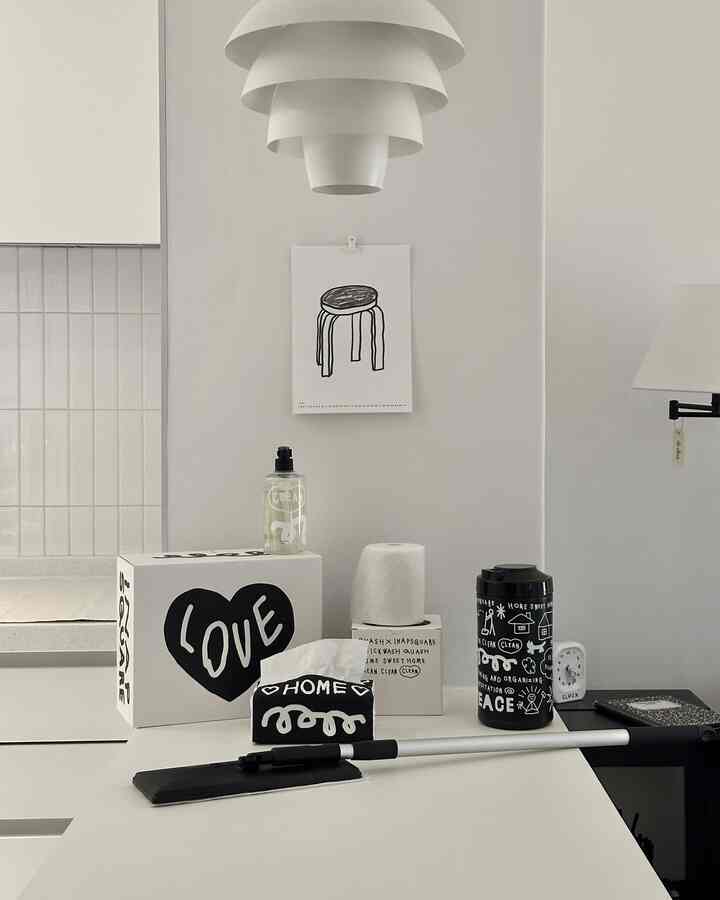 #살림수행평가 #인테리어살림템 

愛情のあるクォッシュとイナピースクエアコラボ第2弾[クリーンホームセット]

私たちの家には稲妻様の製品がしばしば登場しますが、酷いような描画に魅了されファンになりました。そして信じて使うクォッシュ洗浄ロールティッシュはなくてはならない清掃用品です。一度使って気に入って周りの知人にもたくさんおすすめし、家にも落ちないようにいつも備えておいて使っています。この二つのコラボラニ！最後の1弾の時は出産して購入しましたが、今回はありがとうございました。 

今回のコラボクリーンホームセット構成品は洗浄ロールティッシュ200枚、スティキークリーニング布、キッチンタオル、キッチン洗剤こうして4つで構成されており、密帯が必要な方は追加で購入してください。 

パッケージがあまりきれいで、既存のコラボ1弾ボックスも捨てずにインテリア小物として使用しています。製品ともに隠さずに使ってもいいほどきれいです。家の装飾は生活用品のパッケージも重要です。もちろん、製品の耐久性も素晴らしいです！ 😉 

🏷️ 🏷️  #Quash #클린홈세트 #인테리어 #생활용품 #생필품 #청소용품 #청소텝 #선물추천 #집들이선물 #이사선물