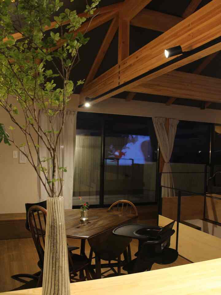 夜のキッチンから見たダイニング🌝LDKの照明は間接照明とスポットライトのみです。夜は落ち着いた雰囲気になります。

#ドウダンツツジ #ダイニング #ダイニング照明 #ダイニングインテリア #ダイニングスペース #ダイニングテーブル #アーコール #ERCOL #フラワーベース #ハイチェア #ベビーチェア #キッズ #ベビー #led照明 #間接照明 #スポットライト #ダクトレールライト #ダクトレール #ラウンドテーブル #丸テーブル #プロジェクター 