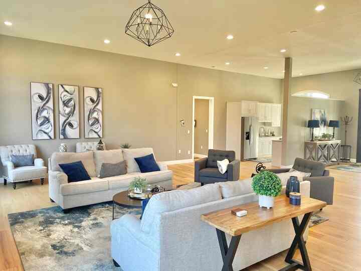 #퇴근하고뭐하집 #미국집 #미국인테리어 #거실인테리어 ポイントの壁が好きでもあなたの好きなアメリカ！家にぜひこのようにポイントの壁色を一つずつ入れたんですよ :)

ここは私たちのクラブハウスのリビングエリアです☺️
退勤後しばしば立ち寄って運動します🫶🏻