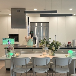 금요일 💚 #오늘의우리집 #오늘찾은취향 #플랫포인트 
 #조명스타그램 #mykitchen #kitchendecor #kitcheninspo #kitchen #세라믹식탁 #식탁인테리어 #플랫포인트 #화이트인테리어 #대면형주방 #화이트식탁 