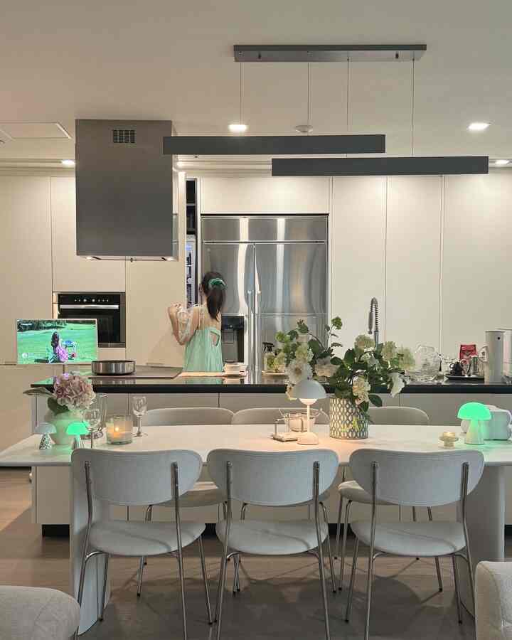 金曜日 💚 #오늘의우리집 #오늘찾은취향 #플랫포인트 
 #조명스타그램 #mykitchen #kitchendecor #kitcheninspo #kitchen #세라믹식탁 #식탁인테리어 #플랫포인트 #화이트인테리어 #대면형주방 #화이트식탁 