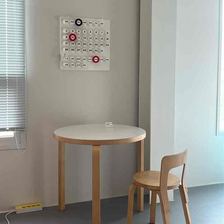 前に行ってきたドゥネスというショールームです。
きれいな家具がたくさんあったのにディーフィーがよくなっていて見る楽しみがすごいところです。
私も買いたくて珍しいアルテックのテーブルがあったので本当に難しかったです😅
モンタナの棚も同じようにきれいです。
次回新製品が入荷したらまた行きたいところですよ🖤😊

#アルテック #알바알토 #빈티지가구 #오리지널빈티지 #두네스 #임스체어 #허먼밀러 