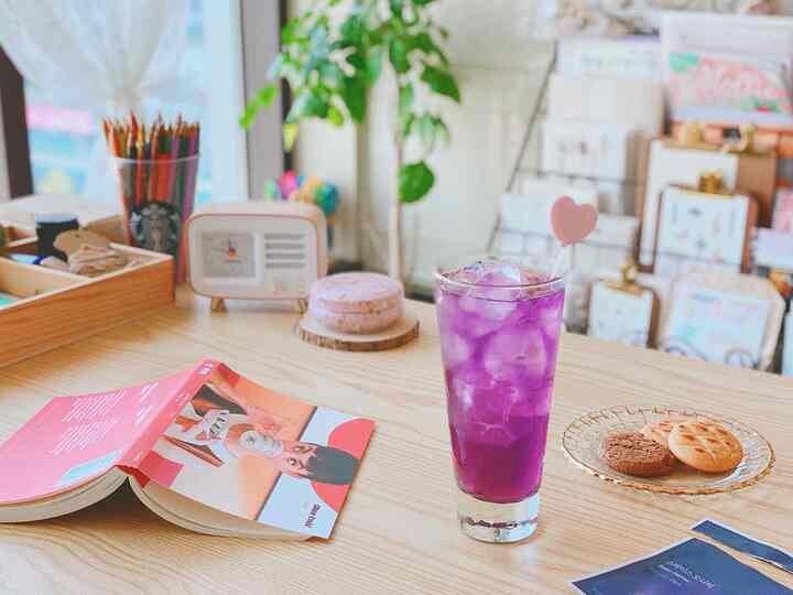 素敵な紫色の
アルディフスペースオーディティ💜
レモン汁のような酸性成分が入ると
紫色からピンク色に色が変わると。

甘いパイナップルの香り
ミントが入って終わり味がすっきりとさっぱり！
暖かくも、涼しくも飲んでみたのに気に入った。
ムカフェインで検索が綺麗で目も楽しい。
飲んだらまた買いに行かなければなりません:)


＃ちょうどちょうど＃車＃本＃
＃四季の日記＃春＃夏＃執事日常
#アルディフ #altdif #ハーブティー #ブレンディングティー
＃宇宙車＃スペースオーディティ＃私のお金
#ftc10ストーリー＃コンスープ記録集

+) 読んでいる本は、 #モンカフェ
パリで遭遇した偶然の記録。
＃シンユジョン＃時間の流れ
