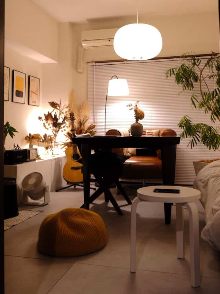 柔らかい光とこだわりの家具がある部屋。
#1k #インテリア #8畳 #artek #pierrejeanneret #leklint