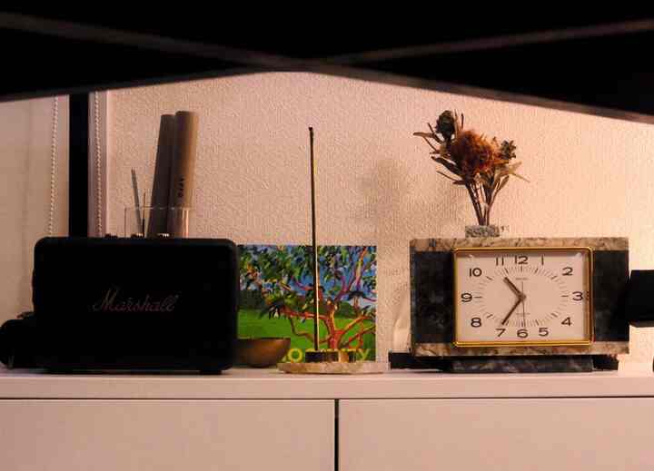 机の下からの眺め。
#Marshall #pierrejeanneret #時計 #スピーカー #お香 #お香立て