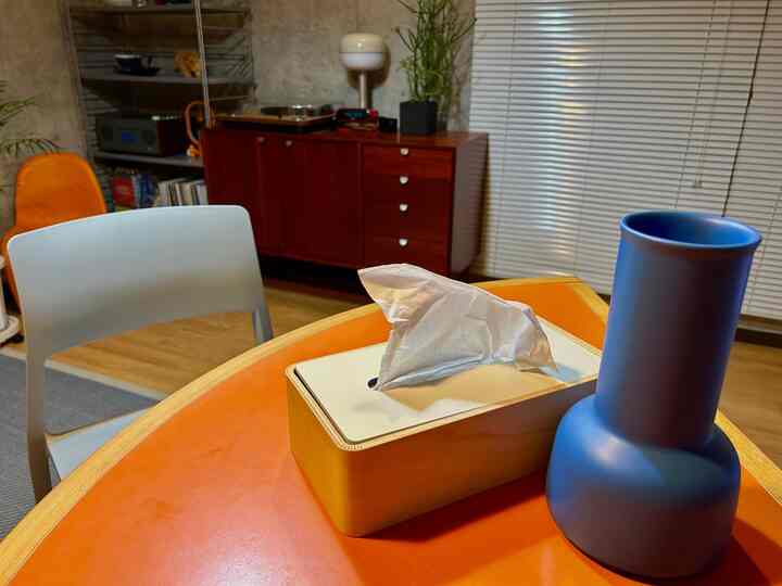 2024.9.13

この間の札幌旅行での購入品

Lemnosのティッシュケース
天板を裏返して色味に変化をつけれるアイテム

ベースは白で差し色で青に変えたり...!

やっと部屋にしっくりくるアイテムに出会えました〜

#Lemnos #ティッシュケース #カラフルなインテリア #北欧