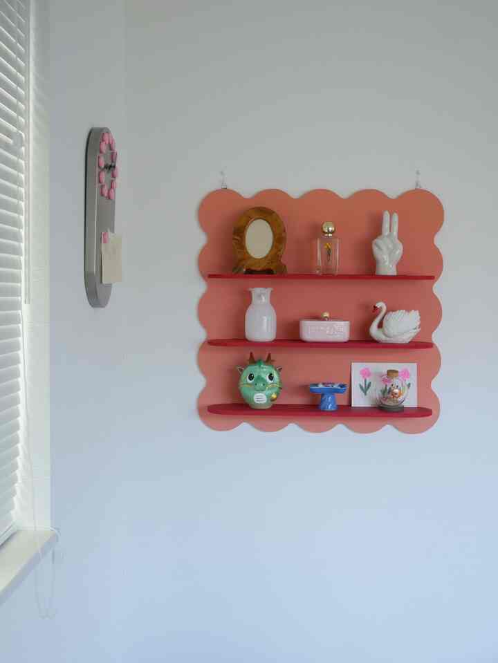 うねうねウォールラックに小物集合させてみた🦢
これぐらいギュウギュウな方が可愛いかな？右下にはピクミンがいます🌱

#建売住宅 #建売 #カラフルインテリア #ウォールラック #飾り棚 #ヴィンテージ小物 