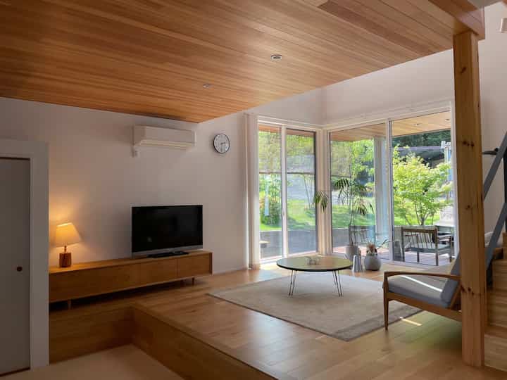 リビングから庭木に繋がるグリーンな空間が気分が良いです

#稲熊家具製作所 #ペーパーナイフソファ #グリーンのある生活 #掛時計 #ステーションクロック