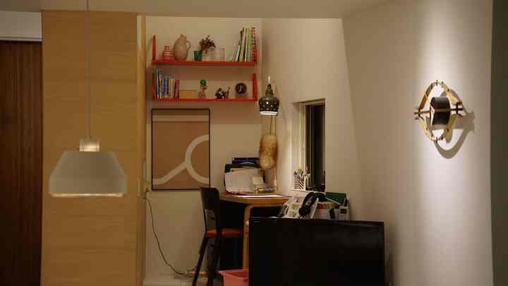 夜は光の加減でおもしろい空間に。
奥に小さなスタディルームがあります^ ^

#リビング 
#リビングインテリア 
#ワークスペース 
#ワークスペースインテリア 
#小さな家 
#小さな家のインテリア 
#北欧 
#北欧インテリア 
#ヴィンテージ 
#ヴィンテージ雑貨 
