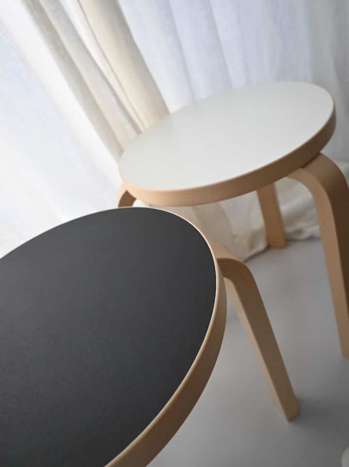 ホワイトラミネートとscope別注カラーのチャコールのスツール60⚪️⚫️
オセロみたいで可愛い🫶🏻
#artek #stool60 #scope #IKEA 