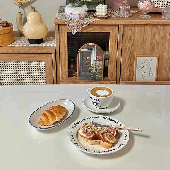 #오홈스토랑  #무화과토스트 #오픈샌드위치 #접시 #세임디 #커피잔세트 #리퍼 #반원테이블  #반타원테이블 #화이트테이블 #식탁 #화이트식탁 #투명매트 #오브제 #마샬스피커 #우드 #우드수납장 #우드인테리어 #예쁜템최고야 #디저트포크 #크로와상 #커피 #홈카페 #홈카페존  #홈카페인테리어