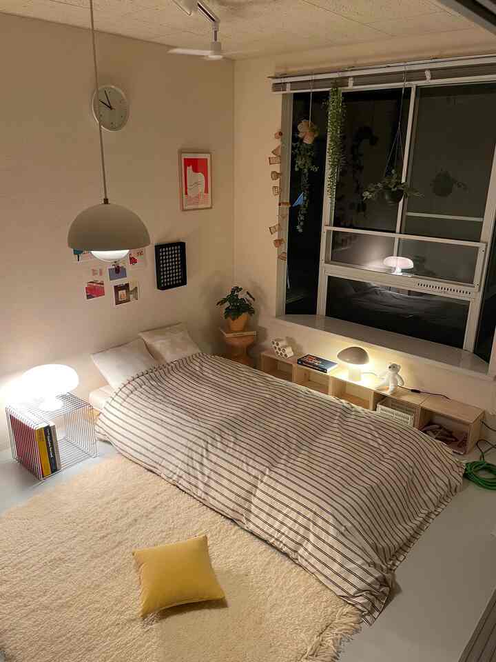 小物でカラーを取り入れるようにしています☺️

#ベッドルーム #間接照明 #間接照明インテリア #小物 #小物インテリア 