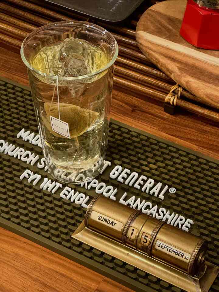 #연휴엔푹쉬어요連休を過ごしています🤎
私は今日、私の家族と一緒に複製を送り、今一日を終えようとしています:)
久しぶりに家族と一緒にこんなあんな話もして、
おいしい食べ物もたくさん食べて、
大切で幸せな時間を過ごしました。

アイスカモミールティーで今日を仕上げます🤎

カモミールは心を安定させるハーブですが、
「母の謝罪」というギリシャ語「カモミル」に由来する名前ですよ。
心が快適になり、熟睡を助ける効能がありますが、母の謝罪という言葉とよく似合うようです。

抗酸化、免疫力強化、ストレスと不安感を減らすカフェインのないカモミールティー！  #홈카페 #홈카페인테리어 #홈카페존 #홈카페투어 #홈카페족 #홈카페테이블 #홈카페소품 #홈카페스타일링 #빈티지인테리어 #빈티지소품 #킨토 #킨토컵 #스메그 #스메그그라인더 #주말일상 #캐모마일 #티추천 #티 #tea #teatime #티타임 #주방인테리어 #주방소품  #이케아주방 

