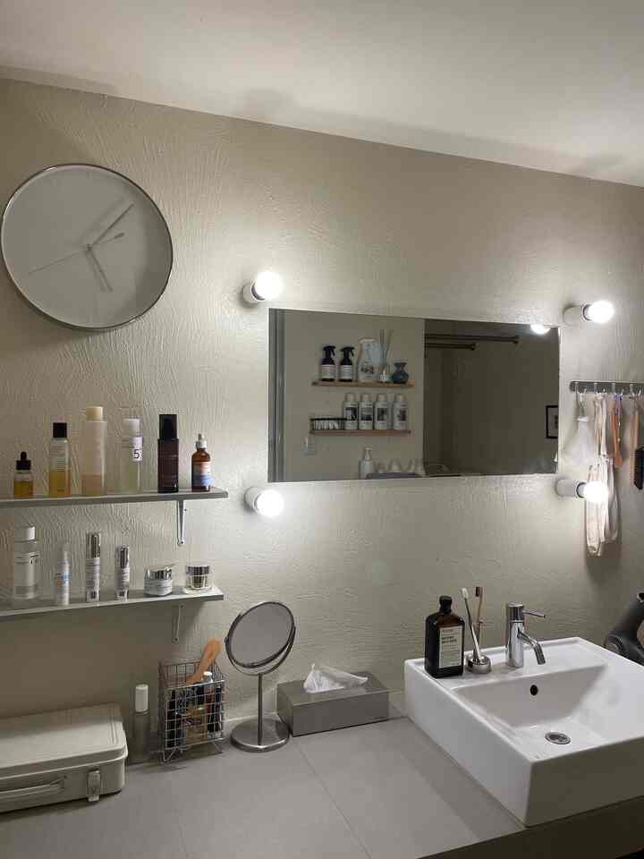 賃貸洗面所
収納がないので、棚をdiyでつけたり、細々したものは無印の工具トランクに入れて隠してます。
#1LDK #インテリア #洗面所インテリア #シンプルなインテリア #シンプルな暮らし #diy
#イケア #無印良品 #IKEA #MUJI #Aesop 