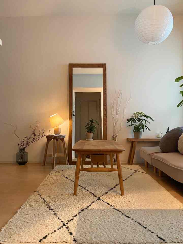 ベージュのソファと木目調の家具が調和するナチュラルスタイルのリビング、シンプルで落ち着いた雰囲気のインテリア