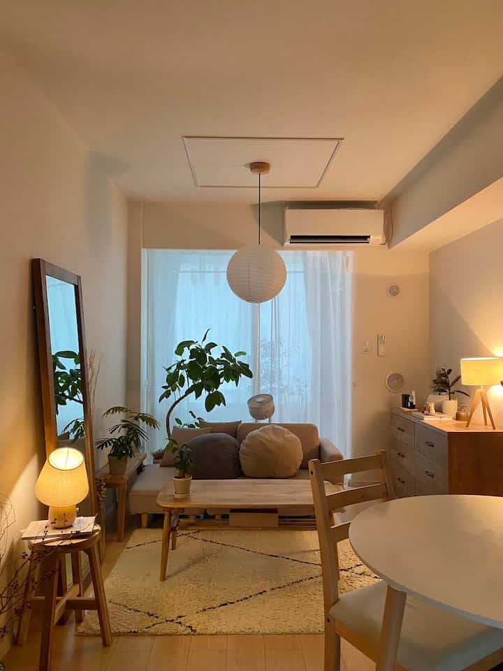A room at 4pm bathed in orange indirect lighting

#Scandinavian interior #ナチュラルインテリア #木製家具 #間接照明 #間接照明インテリア #姿見 #姿見・Full-length mirror #ミラー