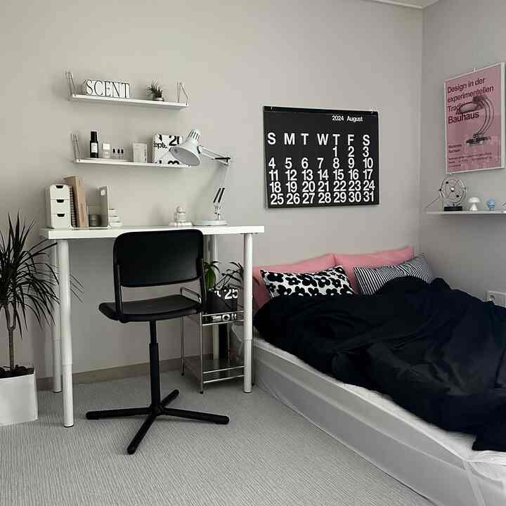 白と黒のトーンの一人暮らし寝室、机とベッドが配置されたミニマルで北欧スタイルの雰囲気あるインテリア