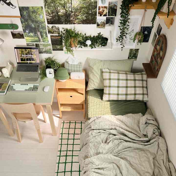ナチュラルな木目調とグリーンが調和したコンパクトな一人暮らしの寝室兼ホームオフィスの空間