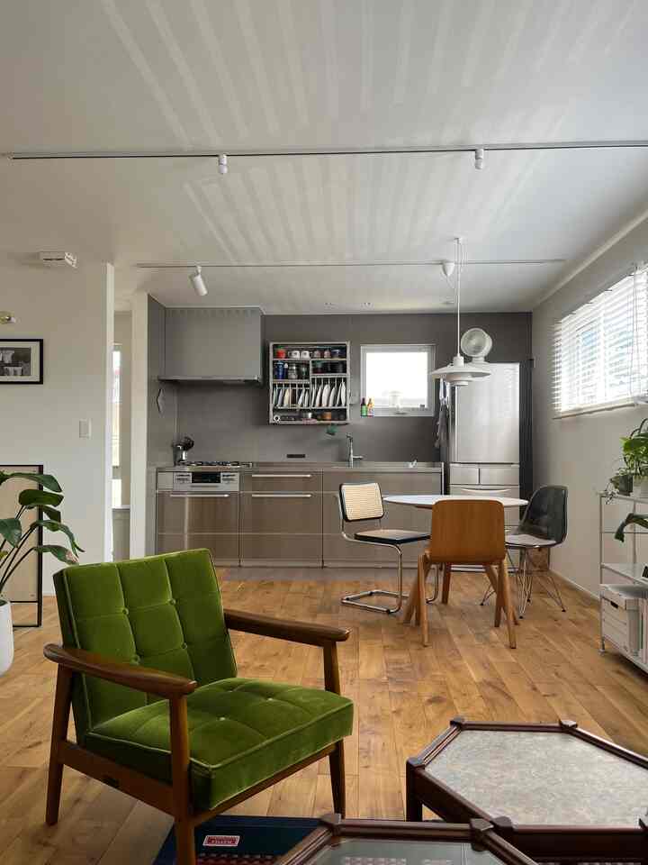 #ステンレスキッチン #ミッドセンチュリー #チェスカチェア #イームズ #ルイスポールセン #カリモク60