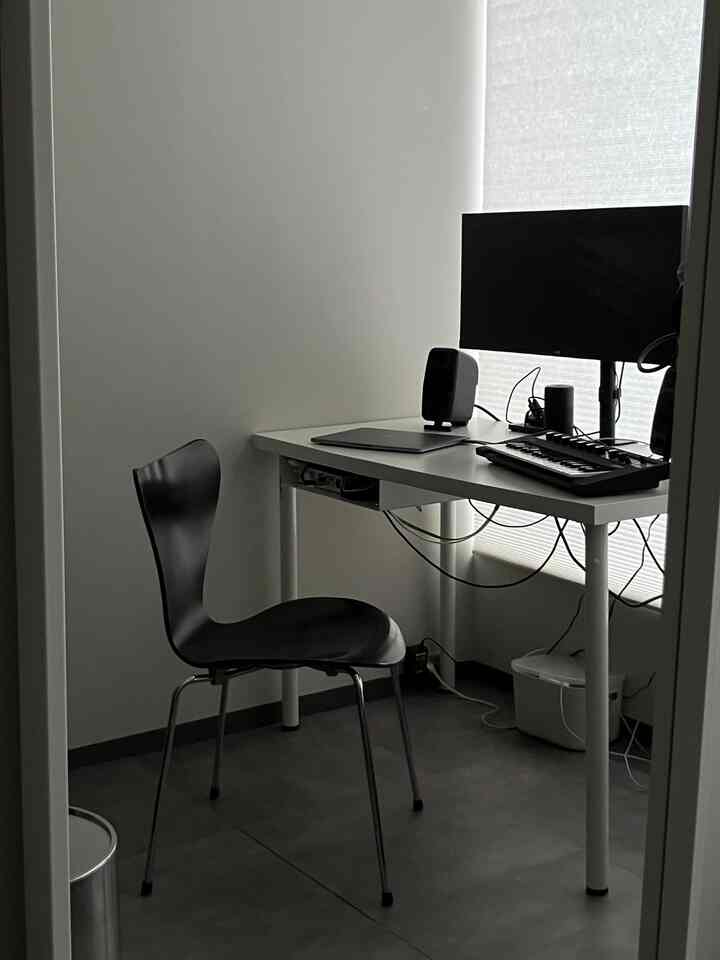 シンプルなワークデスクは #IKEA で購入しました。🎹
ここで音楽を作っています🎧


#IKEA家具 #セブンチェア #fritzhansen 
