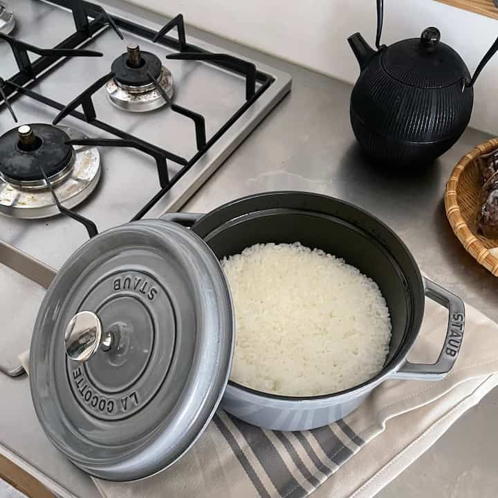 頂き物続きのキッチンまわり
鍋での炊飯も思っていたより簡単で、
ふっくら炊けてとても美味しい🍚

料理がんばらないと…🍳

#リノベーション #マンションリノベーション 
#howwelive #mylvngrm
#apartmenttherapy #apartmentinterior
#interiordesign #interiordecor #interiorinspo
#kitchen #Rinnai #四つ口コンロ #南部鉄器 #staub
