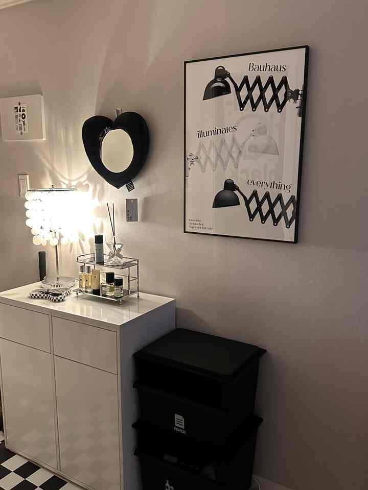 黒と白のトーンの玄関空間、化粧トレイとハート型パッディングミラー、モダンな雰囲気のインテリア