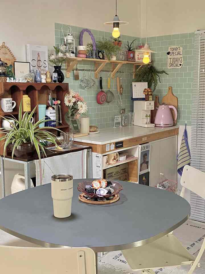 #비포애프터

Zona kafe rumah ruang makan terletak di salah satu sisi dapur kita💕

Dimana ada lemari dekorasi tua
Lantainya didekorasi dengan ubin deco dan dindingnya dicat.
Saya membuat ruang kafe rumah saya sendiri~


#Interior mandiri #주방인테리어 #주방꾸미기 #홈카페인테리어 #홈카페존 #홈카페테이블 #홈카페소품 #홈카페스타일링 #테이블 #데코타일시공 